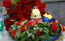 Фото 2: Львів’яни вшанували Героїв Небесної Сотні на Личаківському кладовищі