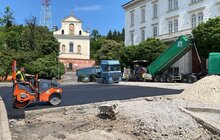 Фото 2: На вул. Винниченка стелять нижній шар асфальту і перемощують бруківку на примиканні до нового покриття