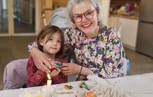 Фото 2: «Незламні матусі» та вихованці центру «Рідні» готуються до Великодня – разом із майстрами писали писанки (відео)
