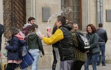 Фото 2: У Львові на пл Ринок триває «Поливаний понеділок»