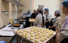 Фото 2: У Львові вимушено переміщені українки спільно з місцевими майстринями випікали пампухи