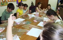 Фото 2: Діти з багатодітних родин власноруч виготовляли подарунки своїм матерям
