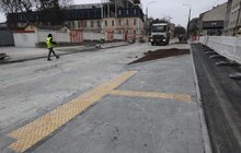 Фото 6: ІІ етап ремонту вул. Шевченка: підрядник стелить бруківку і облаштовує хідники