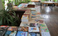 Фото 1: Львівські активісти передали мешканцям Слов’янська 400 українських книг
