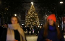 Фото 1: Львівську ялинку прикрасили стилізованим протитанковим їжаком