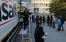 Фото 9: Біля університету ветеринарної медицини працює мобільна кухня для вимушено переміщених українців