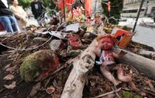 Фото 10: У Львові презентували особливу карту України із колючим дротом та закривавленими ляльками