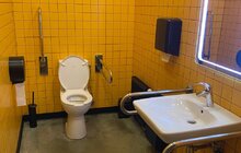 Фото 2: Пандус, універсальна вбиральня та номер: доступність у готелі «!Fest» (оновлена презентація)