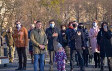 Фото 5: На Меморіалі Героїв Небесної сотні підняли синьо-жовтий стяг та привітали волонтерів з їхнім днем