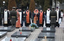 Фото 1: На Личаківському кладовищі у Львові вшанували пам'ять Героїв Небесної Сотні