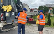 Фото 2: У селах Зашків, Завадів та Зарудці відсортовуватимуть пластик: спеціальні пакети сьогодні роздали мешканцям