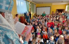 Фото 1: Сьогодні тисячі дітей в школах, садочках і лікарнях Львова читали різдвяні казки