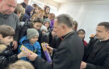 Фото 8: Архієпископ Мечислав Мокшицький відвідав найбільше модульне містечко та поспілкувався з його мешканцями