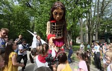 Фото 1: Майже 4-метрова лялька Амаль відвідала містечко для переселенців у Львові та прогулялася Стрийським парком