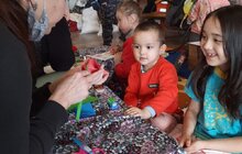 Фото 4: Педагоги Дитячих клубів Львова проводять творчі заняття для вимушено переміщених дітей на залізничному вокзалі