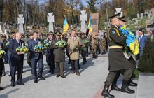 Фото 3: До 100-річчя ЗУНР у Львові помолились біля могил Героїв