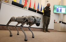 Фото 6: Сергій Жадан, Вахтанг Кіпіані, парамедикиня Тайра та їх робособака зустрілися з молоддю Львова
