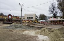 Фото 1: Реконструкція пл. Двірцевої: роботи з прокладання головного водогону завершили