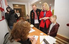 Фото 4: Міський голова Львова з дружиною проголосували на виборчій дільниці