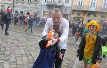 Фото 24: У Львові на пл. Ринок триває «Обливаний понеділок»