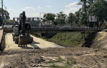 Фото 4: Будівництво шляхопроводу на Рясне: роботи тривають з обох сторін майбутньої споруди