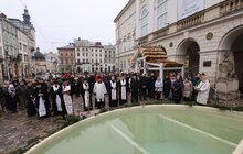 Фото 6: У Львові на площі Ринок освятили воду: упродовж дня охочі можуть прийти і набрати її з резервуара