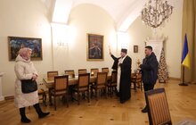 Фото 22: У Львові на площі Ринок освятили воду: упродовж дня охочі можуть прийти і набрати її з резервуара