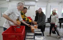 Фото 6: Відомий шеф-кухар Євген Клопотенко вже два місяці привозить їжу для переселенців у модульні містечка Львова (відео)