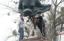 Фото 8: Скульптуру «Русалка Дністрова» демонтували і везуть до Львова