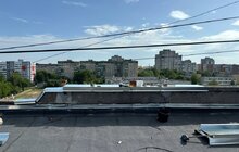 Фото 17: У будинку на вул. Хоткевича, 56, який найбільше постраждав від ракетного обстрілу, відремонтували дах, вікна і монтують ліфти
