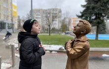 Фото 4: На подвір’ї лікарні святого Пантелеймона відкрили скульптуру хлопчика, що з надією очікує