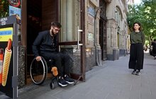 Фото 3: Військовослужбовець перевірив на доступність входи до різних закладів у центрі міста, які облаштували за кошти ісландського фонду