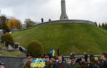 Фото 21: Урочисте покладання квітів та запалювання лампадок на Полі почесних поховань №76 Личаківського кладовища