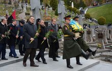 Фото 23: Урочисте покладання квітів та запалювання лампадок на Полі почесних поховань №76 Личаківського кладовища