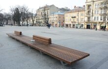 Фото 5: На пр Свободи облаштували 30 нових лавок та 15 урн