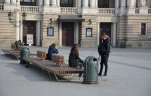 Фото 12: На пр Свободи облаштували 30 нових лавок та 15 урн