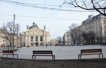 Фото 18: На пр Свободи облаштували 30 нових лавок та 15 урн