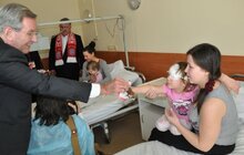 Фото 1: «Ми будемо й надалі збирати кошти і передавати для проведення лікувань», - Карл Гопфнер