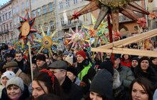 Фото 15: Звізду Миру та десятки інших різдвяних зірок пронесли Львовом учасники Ходи звіздарів