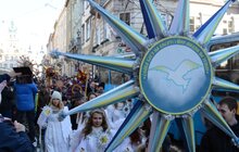 Фото 26: Звізду Миру та десятки інших різдвяних зірок пронесли Львовом учасники Ходи звіздарів