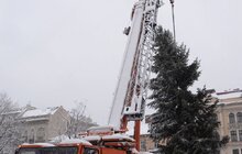 Фото 1: На площі перед Оперним театром встановили головну ялинку міста