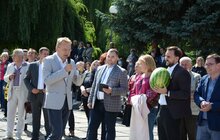 Фото 34: На площі перед ліцеєм ім. В. Симоненка сьогодні відбуваються святкові заходи
