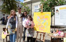 Фото 12: У центрі Львова юна художниця намалювала «особливу» картину