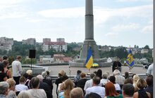 Фото 9: На Личаківському кладовищі замайорів синьо-жовтий прапор 