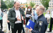 Фото 1: Після тривалого перешкоджання на роздоріжжі вул. Пасічної і вул. Медової Печери розпочали демонтаж незаконного МАФу