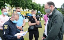 Фото 3: Після тривалого перешкоджання на роздоріжжі вул. Пасічної і вул. Медової Печери розпочали демонтаж незаконного МАФу