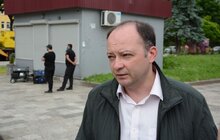 Фото 4: Після тривалого перешкоджання на роздоріжжі вул. Пасічної і вул. Медової Печери розпочали демонтаж незаконного МАФу