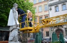 Фото 4: У Львові скульптури левів та античні статуї одягнули у вишиванки
