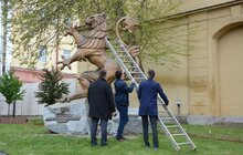 Фото 11: У Львові скульптури левів та античні статуї одягнули у вишиванки