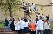 Фото 15: У Львові скульптури левів та античні статуї одягнули у вишиванки